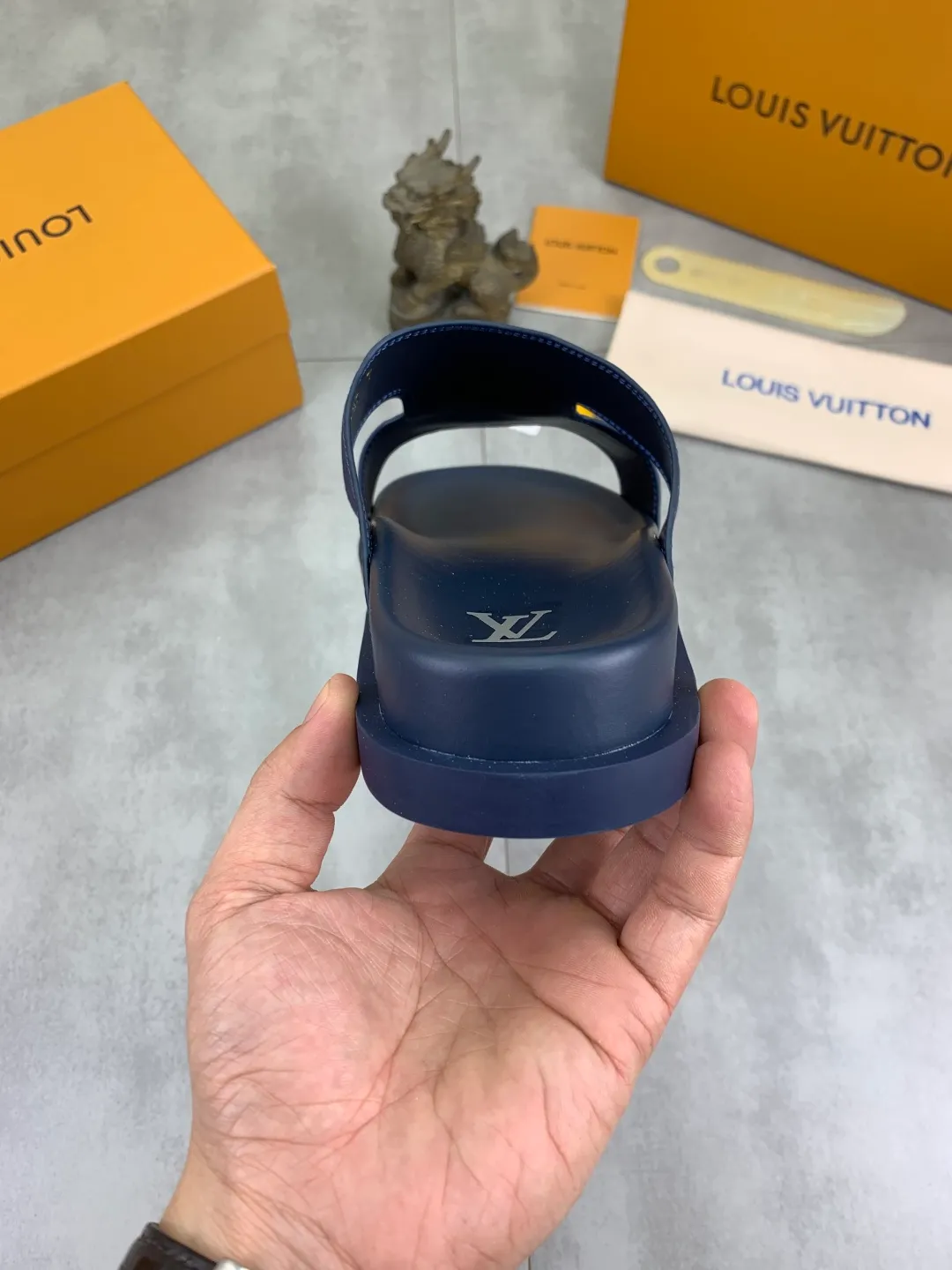 Men's shoes 💰P300💰【New style】🆘 Original quality 【LOUIS VUITTON】The popular Louis Vuitton LV men's slippers on the official website are on sale simultaneously! Original fabric imported from Italy, original factory special supply, code number: 38-44 (45 customized), many colors available